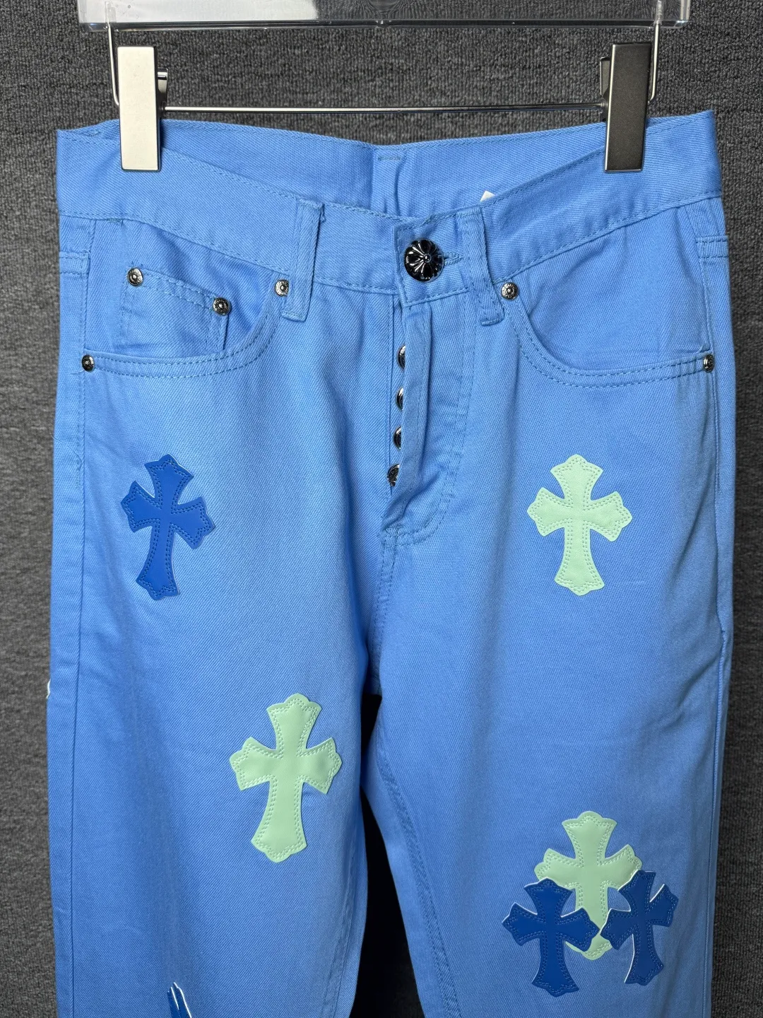 P270 💰 (Top version) CHROME HEARTS 25ss dopamine light blue cross-over leather washed jeans - Full of exploring the ultimate in fashion, Chrome Hearts' new Chrome Hearts pants not only present a unique style, the fresh ice blue color looks particularly youthful and energetic. The mid-high waist design is paired with a lazy and casual style, which not only shows long legs but also maintains a casual feel. It is a must-have fashion choice for trendy men and trendy women. Color: Dopamine light blue Size: 28-30-32-34 (corresponds to S-M-L-XL)